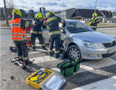 Menschenrettung nach Verkehrsunfall B25