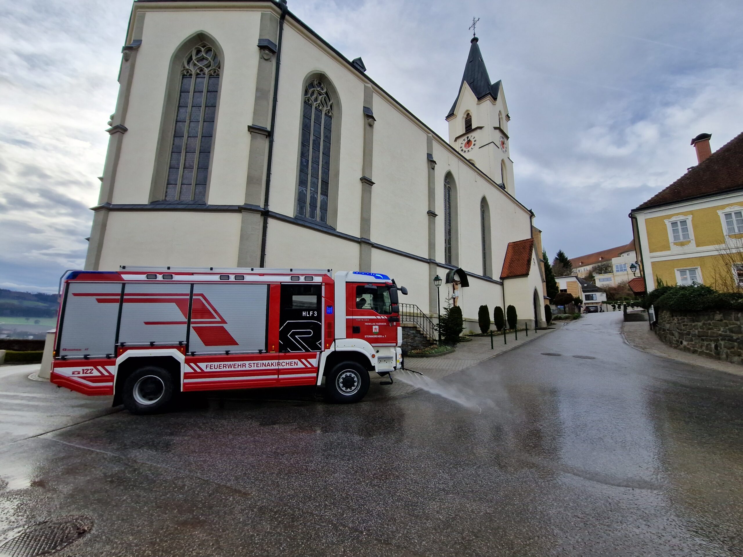 Einsatz am Kirchenplatz zum Jahresende