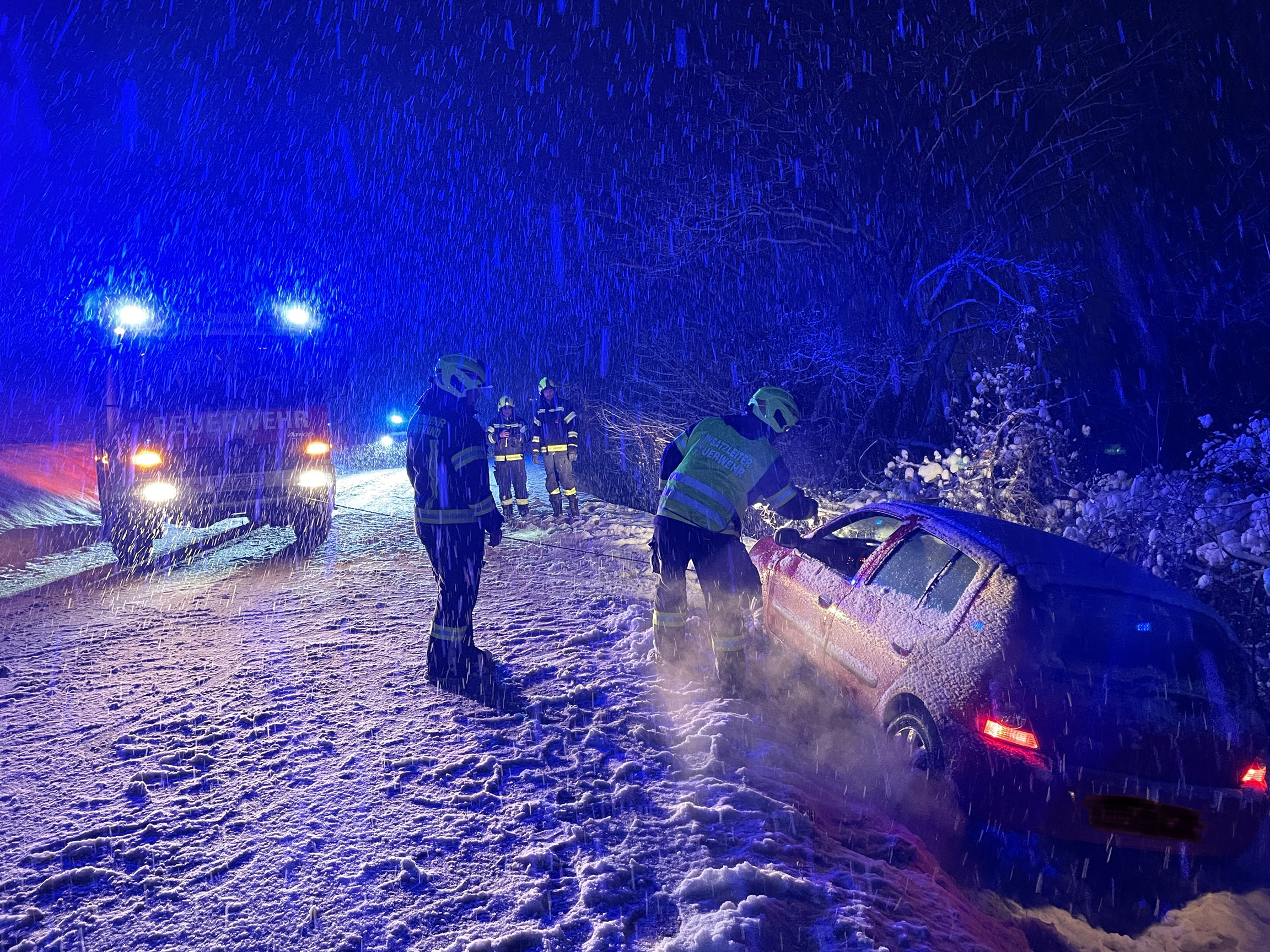 Drei Fahrzeugbergungen nach Schneefall am Wochenende  