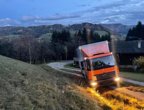 LKW-Bergung auf Spurweg im Schadneramt