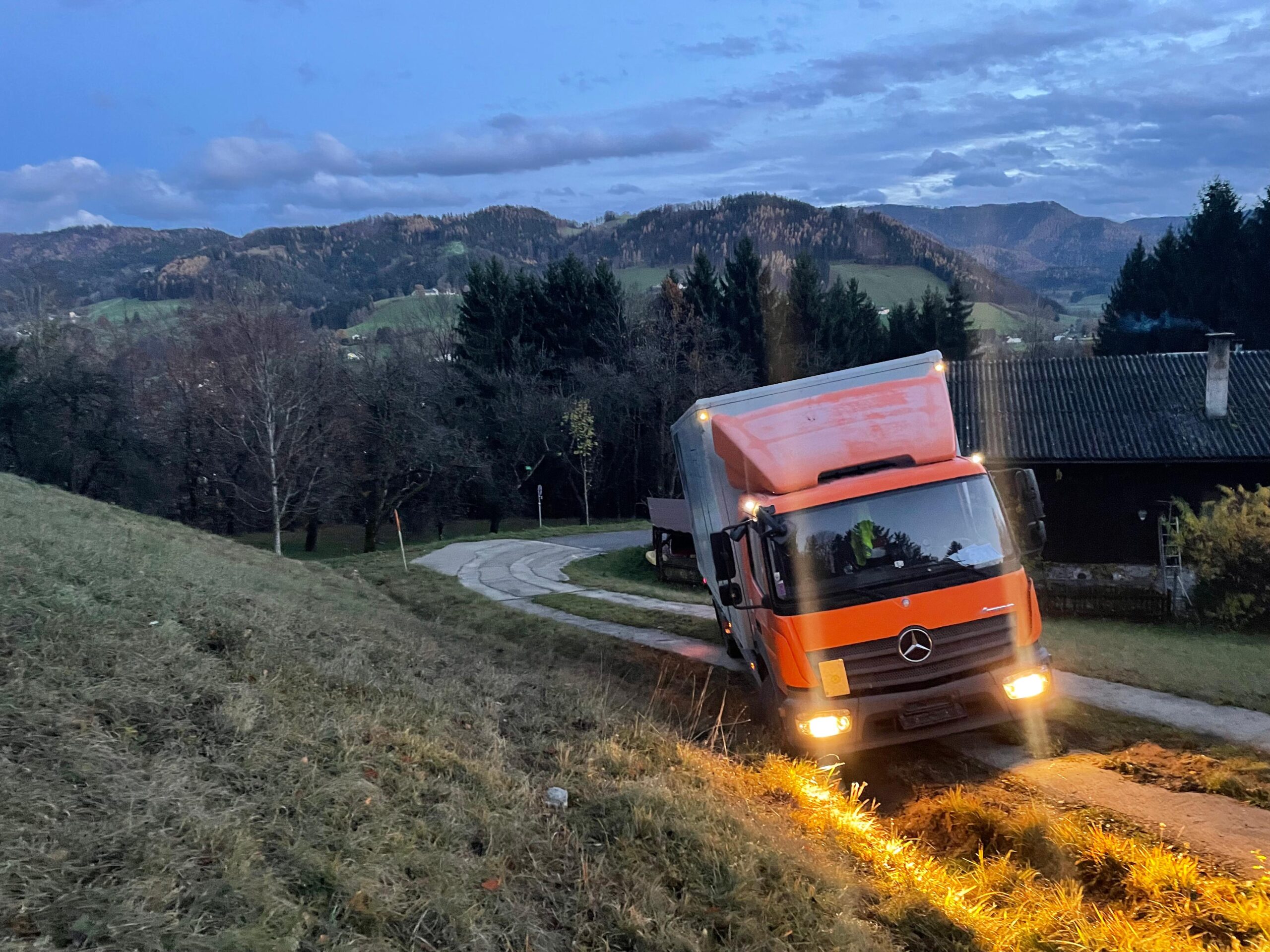 LKW-Bergung auf Spurweg im Schadneramt