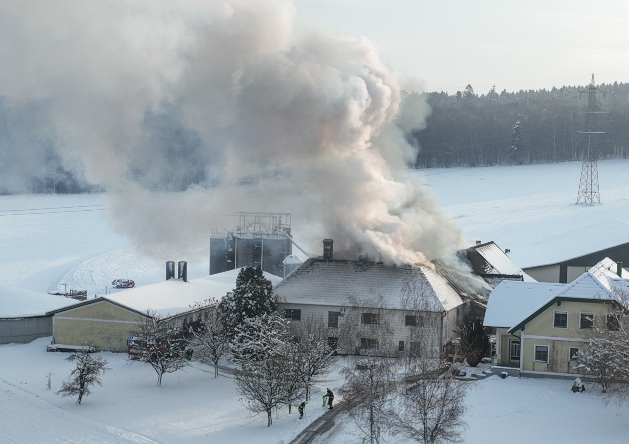 9 Feuerwehren bei Großbrand nahe Wieselburg