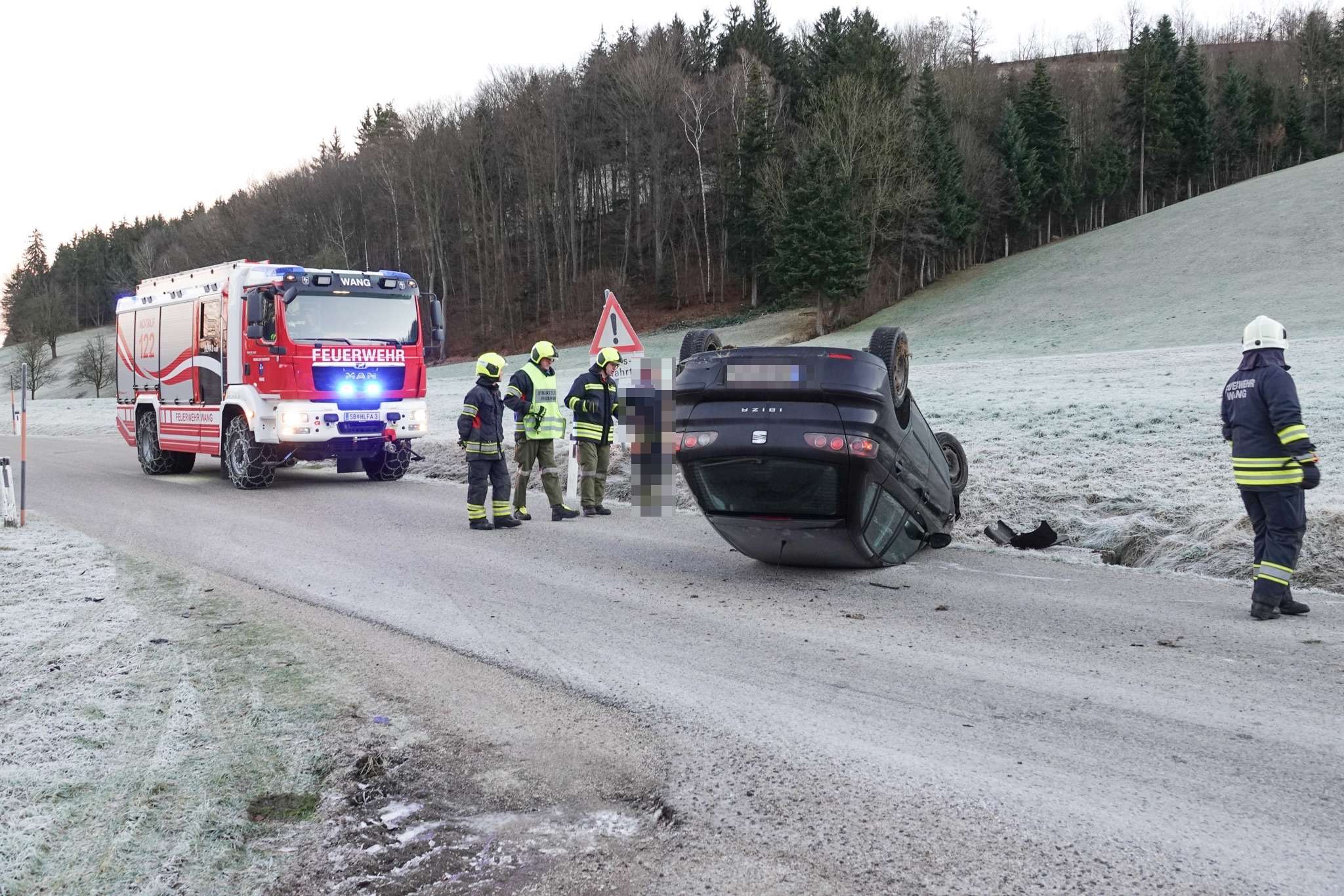 2 Einsätze binnen 3 Stunden auf eisglatter Fahrbahn