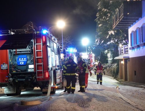 6 Feuerwehren und 138 Florianis aus 2 Bezirken bei Schuppenbrand in Oberamt