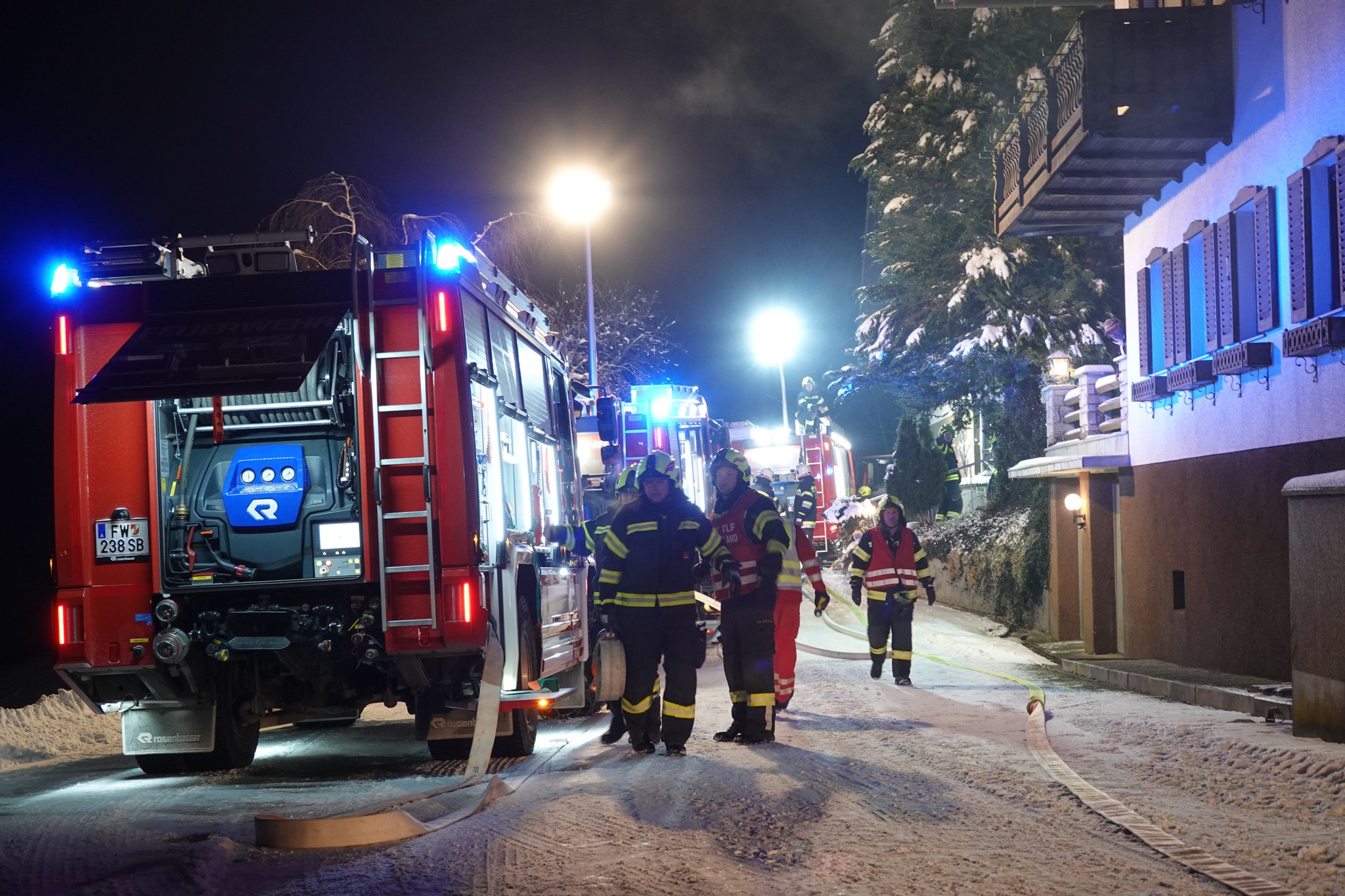 6 Feuerwehren und 138 Florianis aus 2 Bezirken bei Schuppenbrand in Oberamt