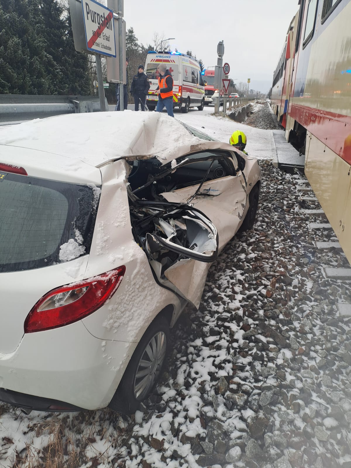 PKW-Bergung nach Verkehrsunfall mit Zug in Purgstall