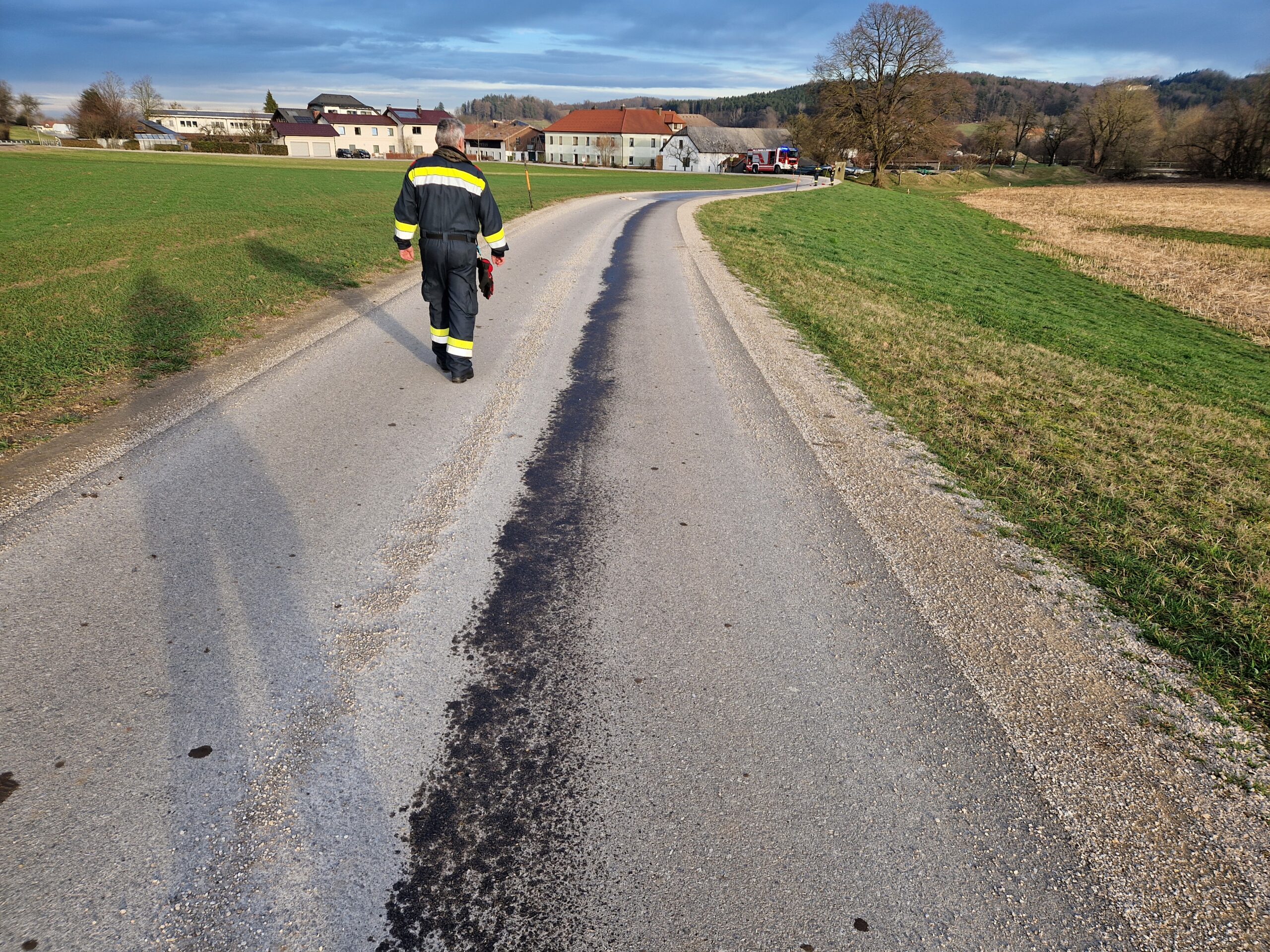 Neuerliche Ölspur auf Gemeindestraße