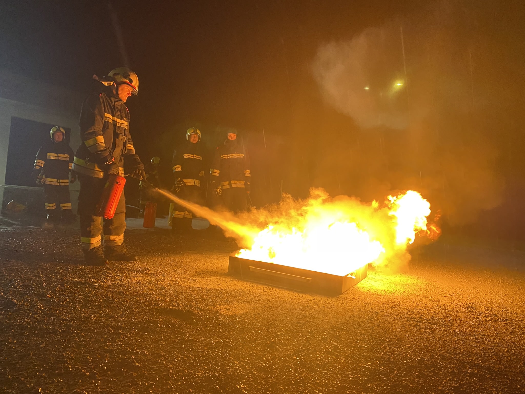 Gruppenübung mit ausgeschiedenen Feuerlöschern