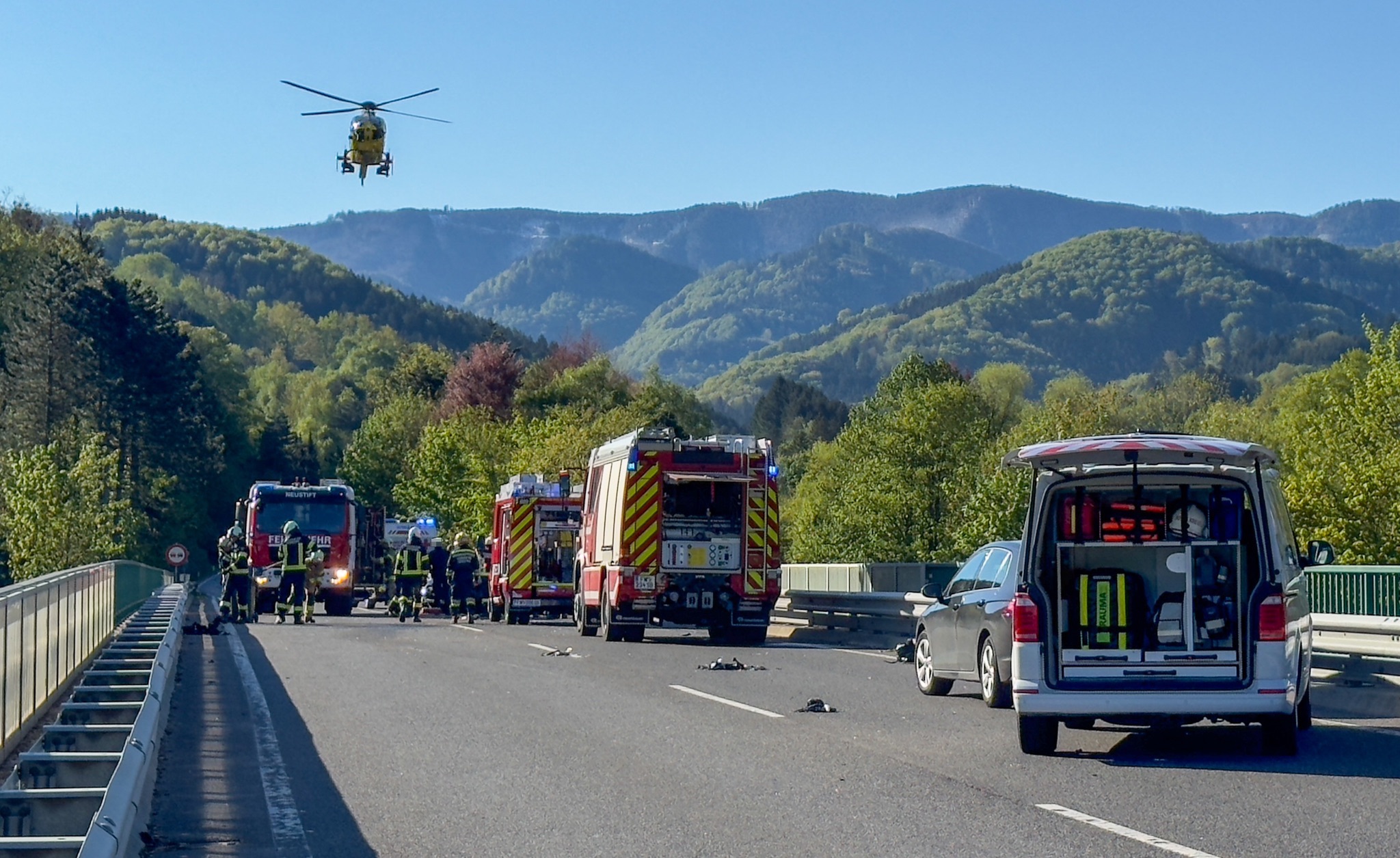 Menschenrettung nach schwerem Verkehrsunfall auf der B25 bei Neustift