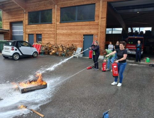 Feuerlöscher-Schulung für das Lehrpersonal der Volksschule und Mittelschule Lunz am See
