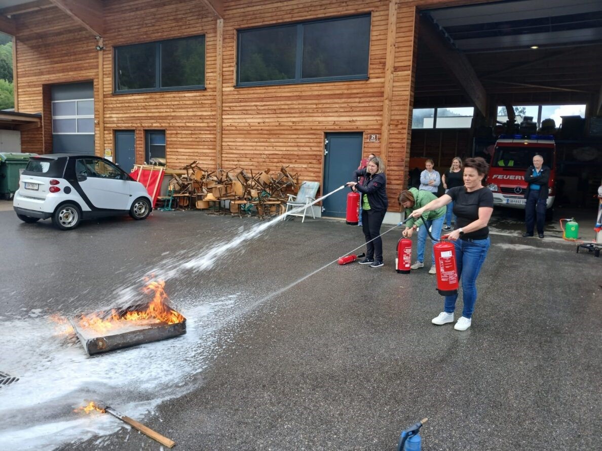 Feuerlöscher-Schulung für das Lehrpersonal der Volksschule und Mittelschule Lunz am See