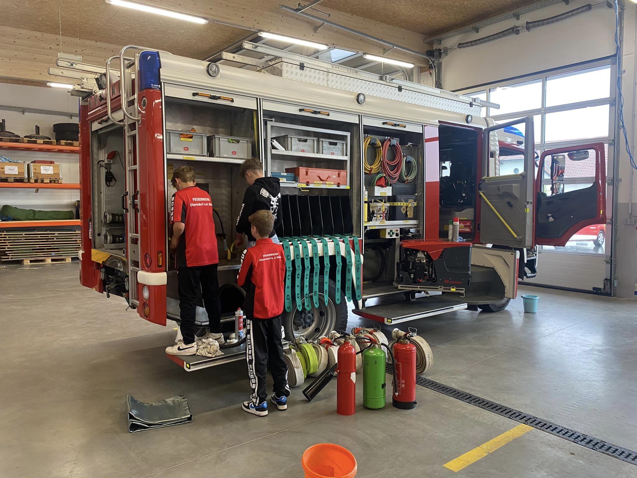 Feuerwehrhausreinigung und anschließende Schadstoffübung