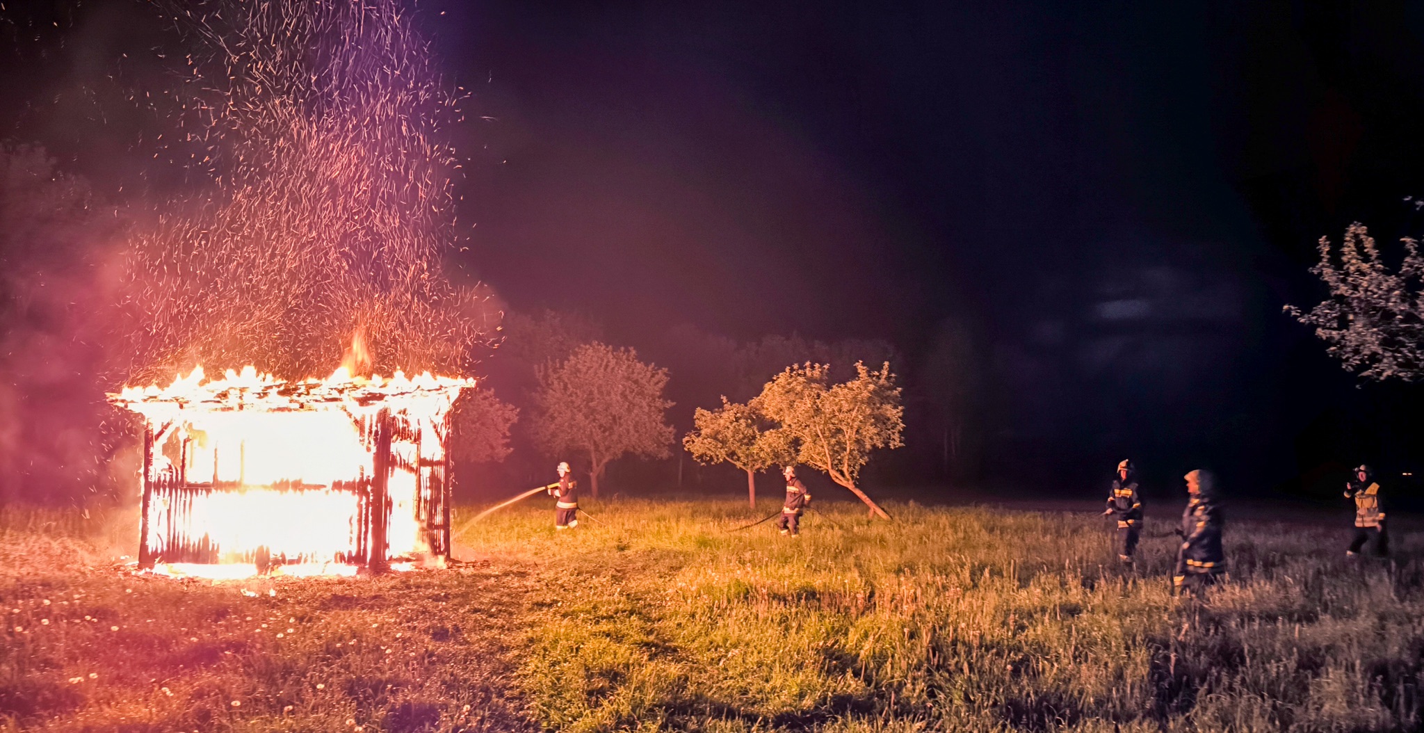 Tragisches Feuer bei Zarnsdorf vernichtet Bienenhütte: Millionen von Bienen verendeten