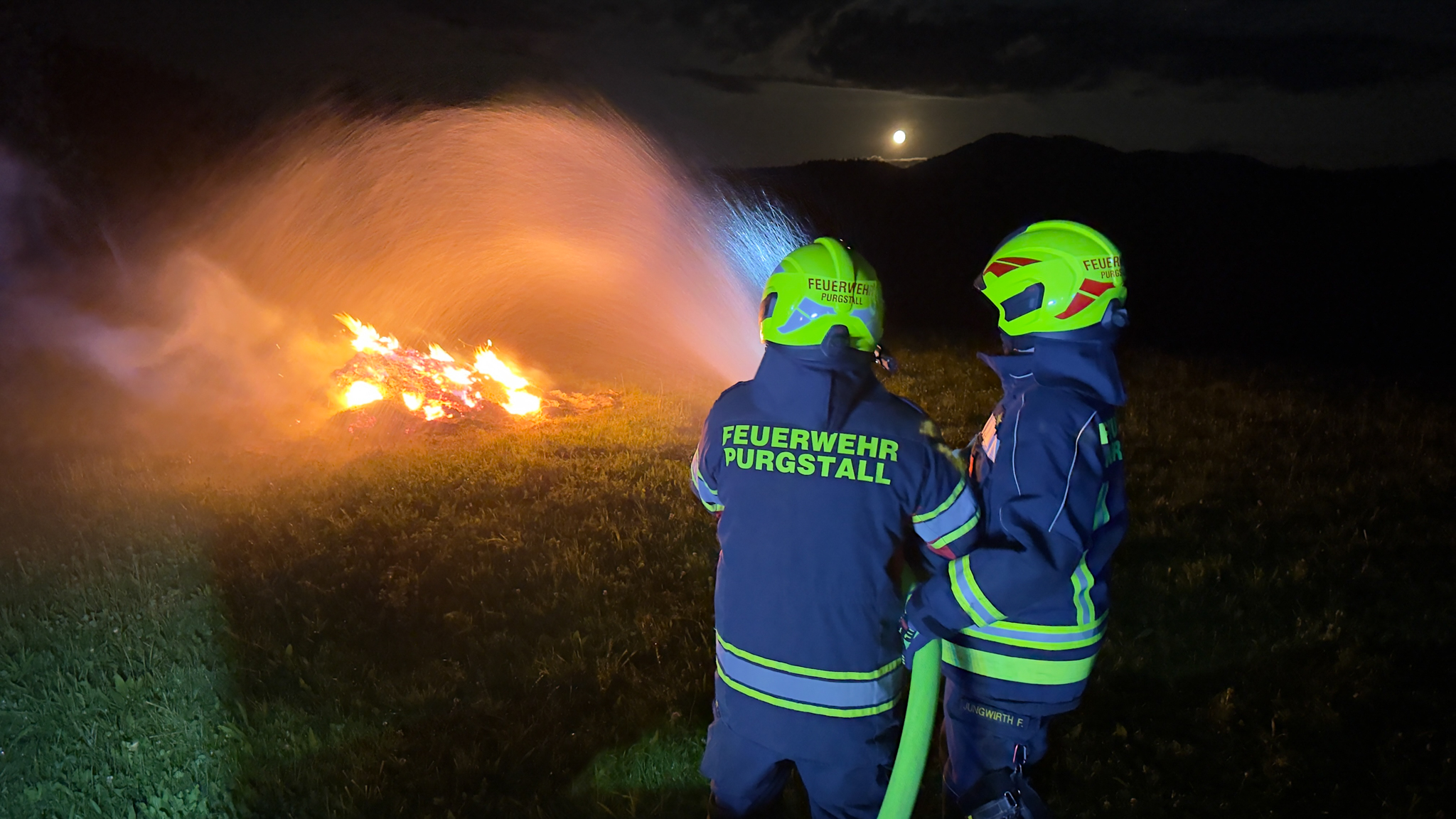 Brand auf einer Wiese löste Feuerwehreinsatz aus