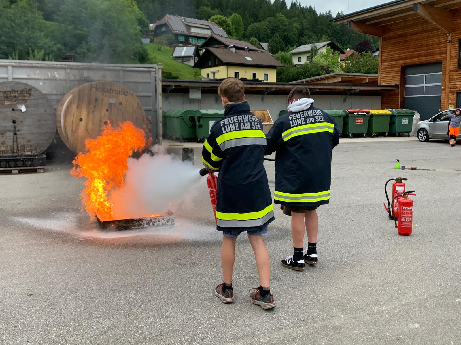 Die 4. Klasse der NÖ Mittelschule Lunz am See bei der Feuerwehr