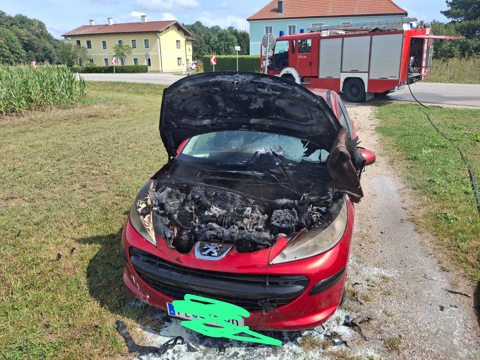B2 Fahrzeugbrand unweit des Feuerwehrhauses