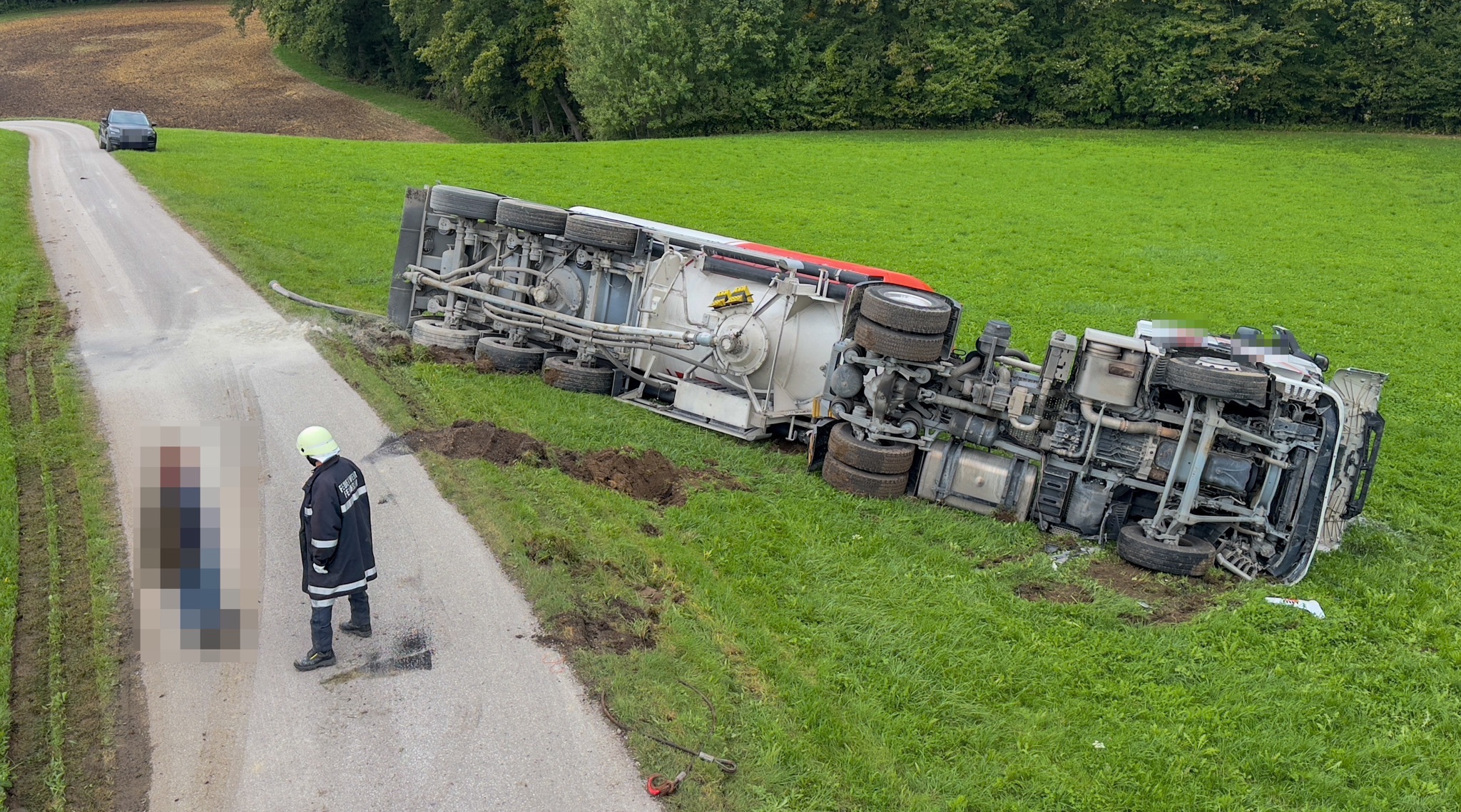 Schwierige LKW-Bergung im Söllingerwald fordert 3 Feuerwehren
