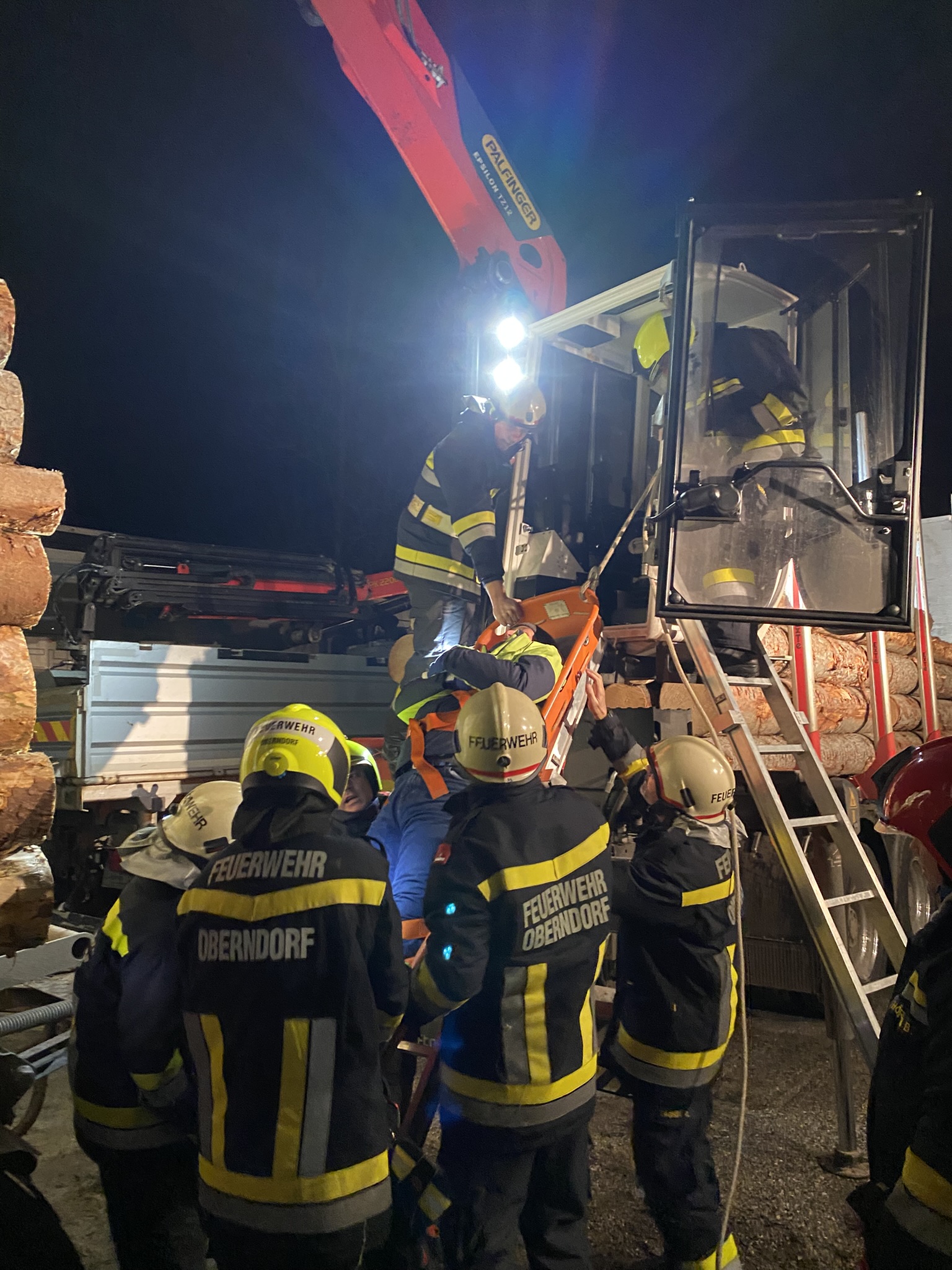 Übung Gruppe 2, Retten aus Kranfahrzeug