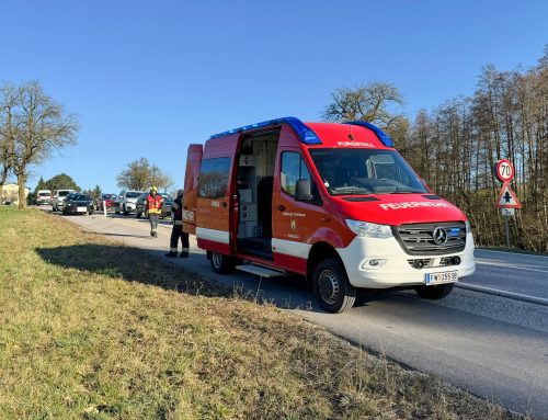 PKW-Unfall auf der L89 nahe Ramsauhof: Feuerwehren und Rettungskräfte im Einsatz