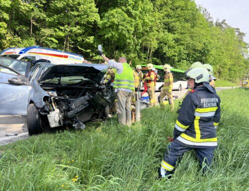 Verkehrsunfall mit Menschenrettung auf B25
