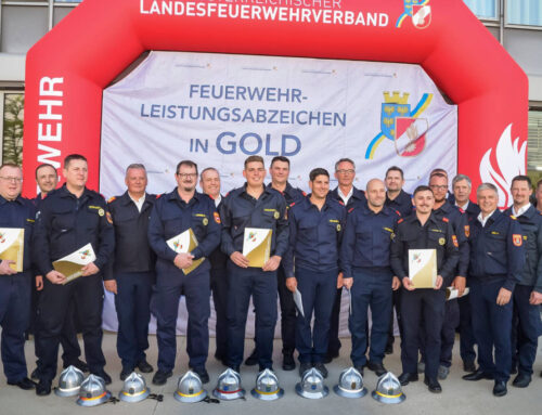 Weisse Fahne im Bezirk bei der Feuerwehrmatura dem FLA in Gold