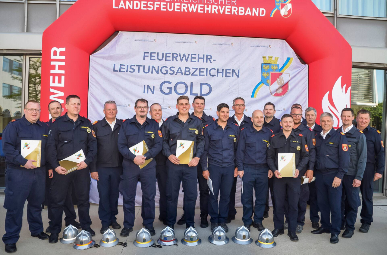 Weisse Fahne im Bezirk bei der Feuerwehrmatura dem FLA in Gold