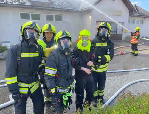 Auto rast in Haus und geht in Flammen auf – Zugsübung mit Inspektion