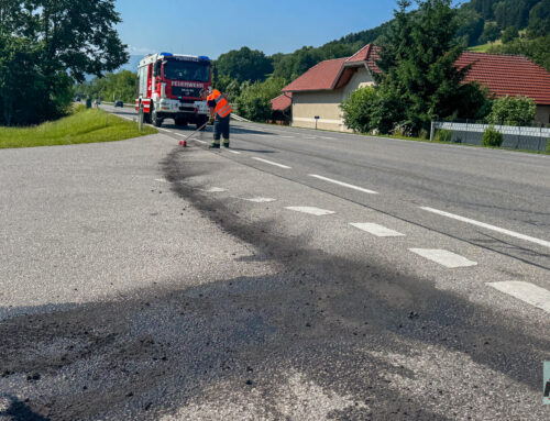 Feuerwehr Purgstall im Einsatz zur Ölspurbeseitigung auf der B25
