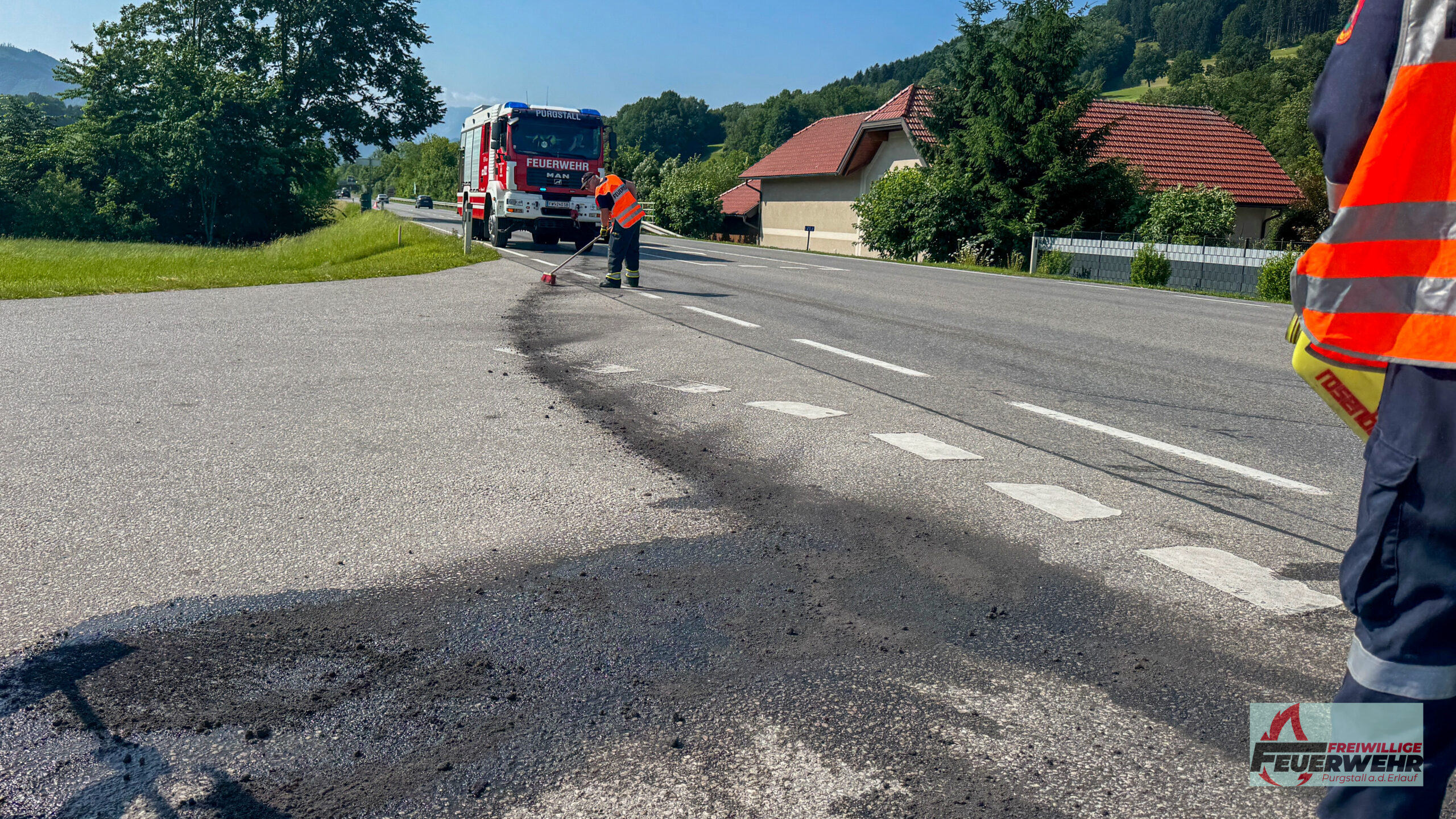 Feuerwehr Purgstall im Einsatz zur Ölspurbeseitigung auf der B25