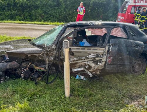 Schwerer Verkehrsunfall auf der B25 – Person eingeklemmt