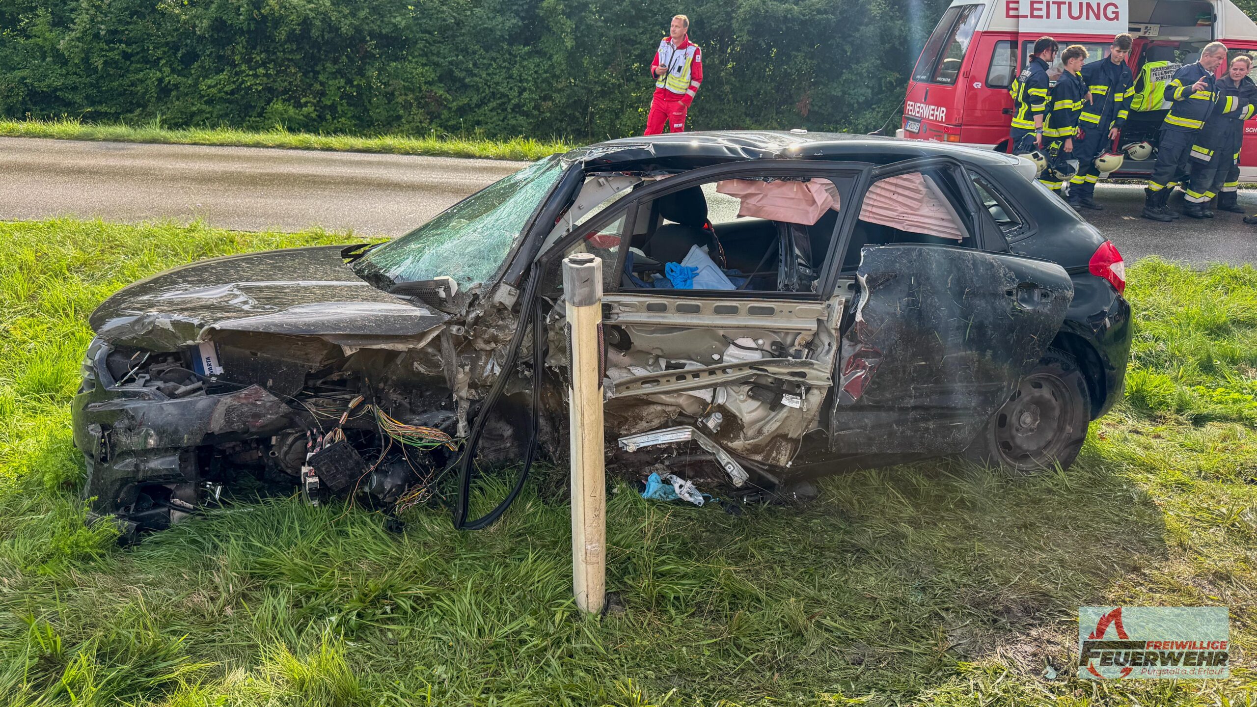 Schwerer Verkehrsunfall auf der B25 – Person eingeklemmt
