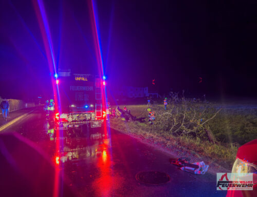 Pkw überschlägt sich auf regennasser Fahrbahn – Feuerwehr Purgstall im Einsatz