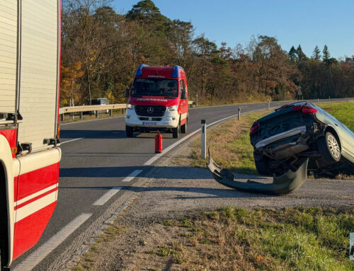 Auffahrunfall auf der B25 – ein Pkw im Graben