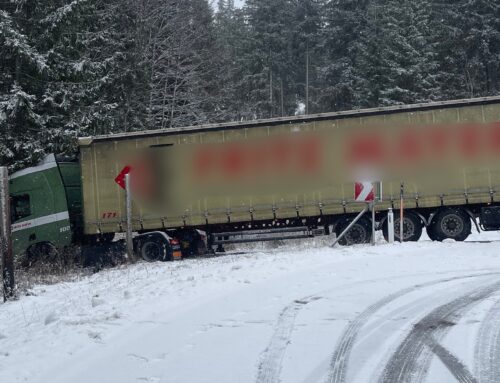Verkehrsunfall auf der B28 – LKW kommt von der Fahrbahn ab