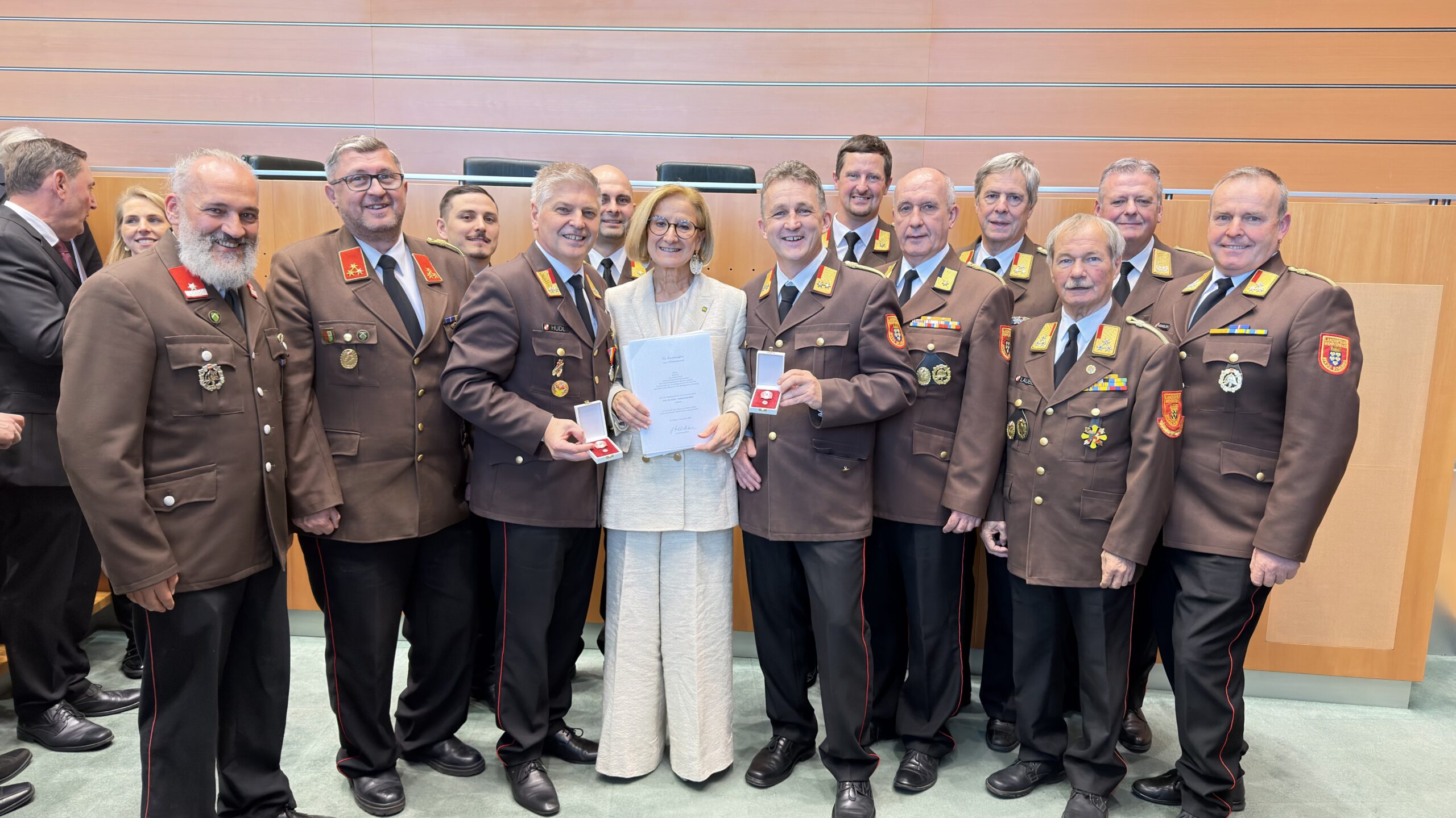 Ehrenzeichen für Gerald Buder und Roland Hudl