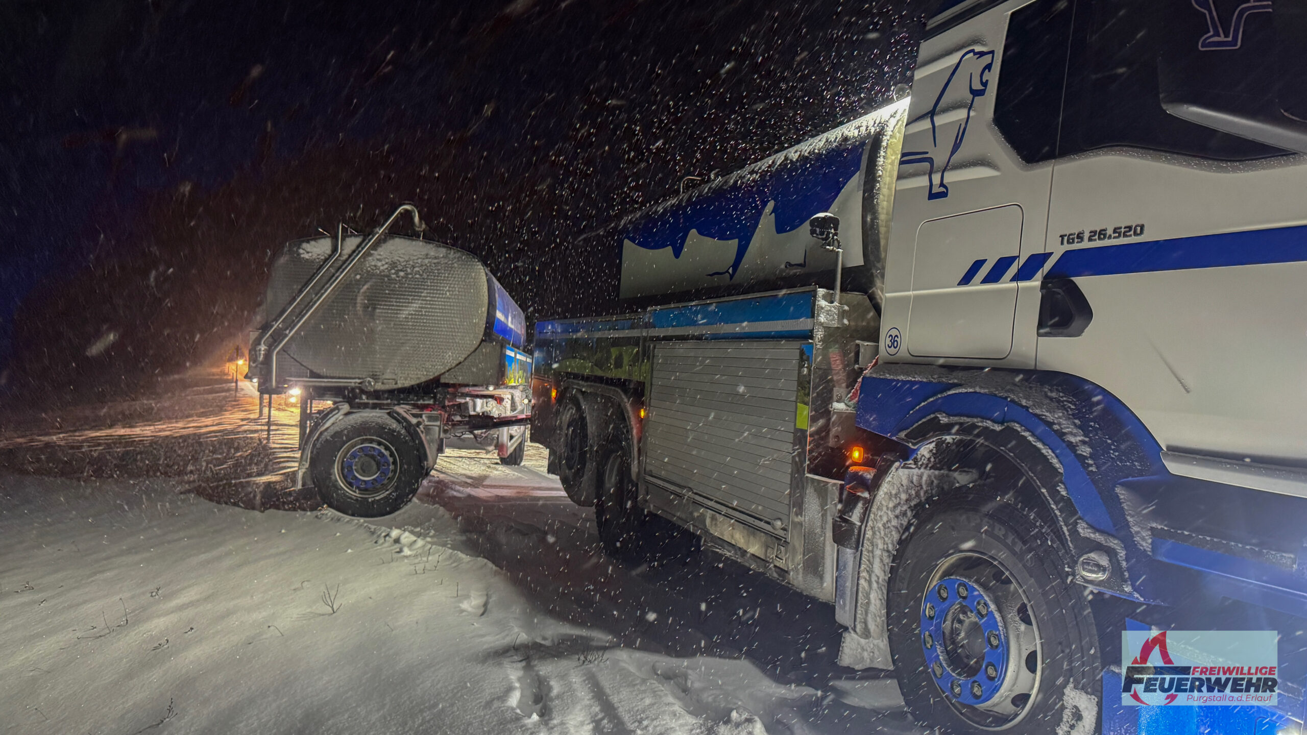 LKW- und PKW-Bergung auf der L89 bei winterlichen Fahrverhältnissen 