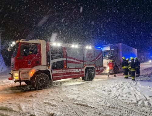 LKW-Bergung im Ortsgebiet Richtung Reidlingberg