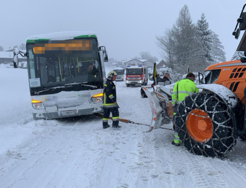 Fahrzeugbergung durch Schneefall – Linienbus in Graben gerutscht