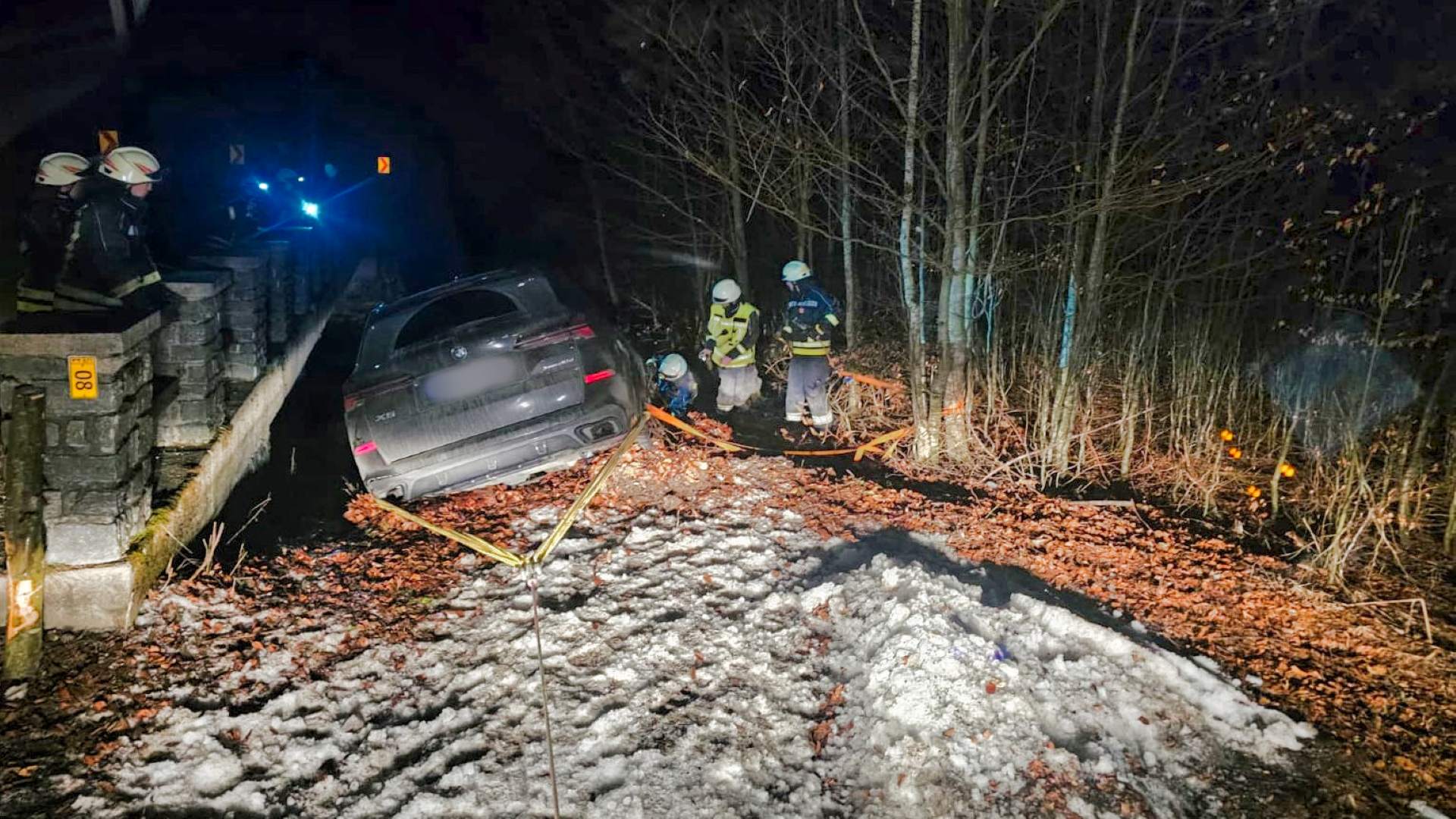 Technisch anspruchsvolle Fahrzeugbergung in Holzhüttenboden