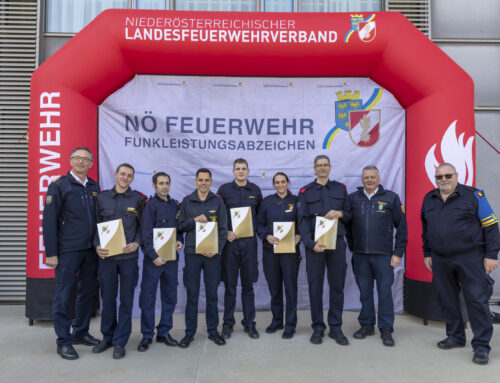 Weiße Fahne im Bezirk beim Funkleistungsabzeichen