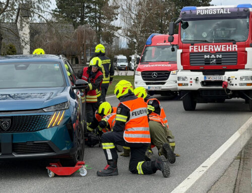 Fahrzeugbergung nach Auffahrunfall auf der B25 in Purgstall