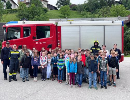 Gemeinsam. Sicher. Feuerwehr. Die Volksschule Reinsberg auf Besuch im Feuerwehrhaus