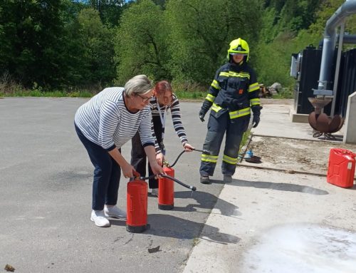 Feuerlöschertraining mit den Mitarbeitern des Hauses der Wildnis