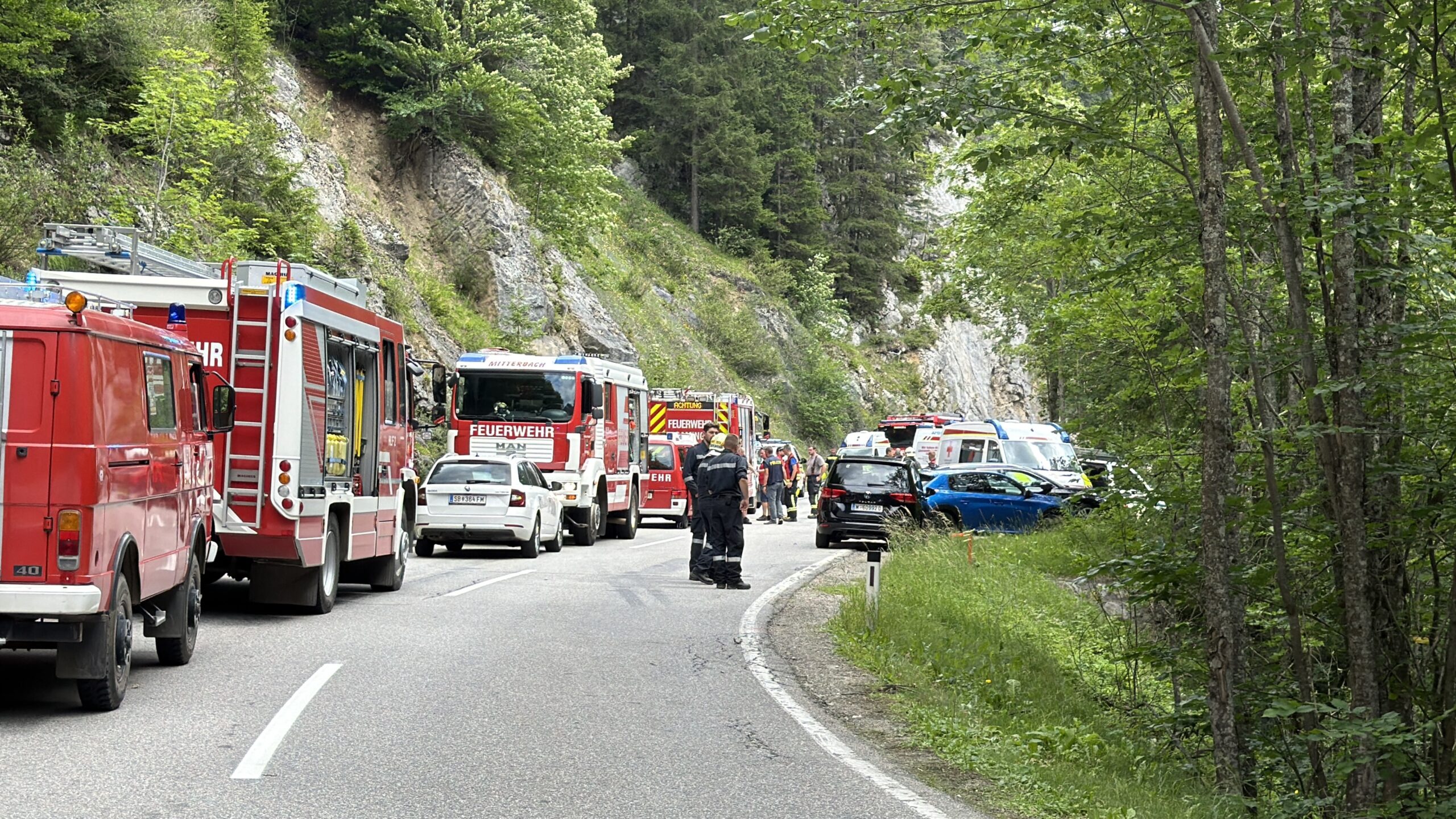 Flugzeugabsturz in Neuhaus bei Lackenhof fordert Großaufgebot an Einsatzkräften