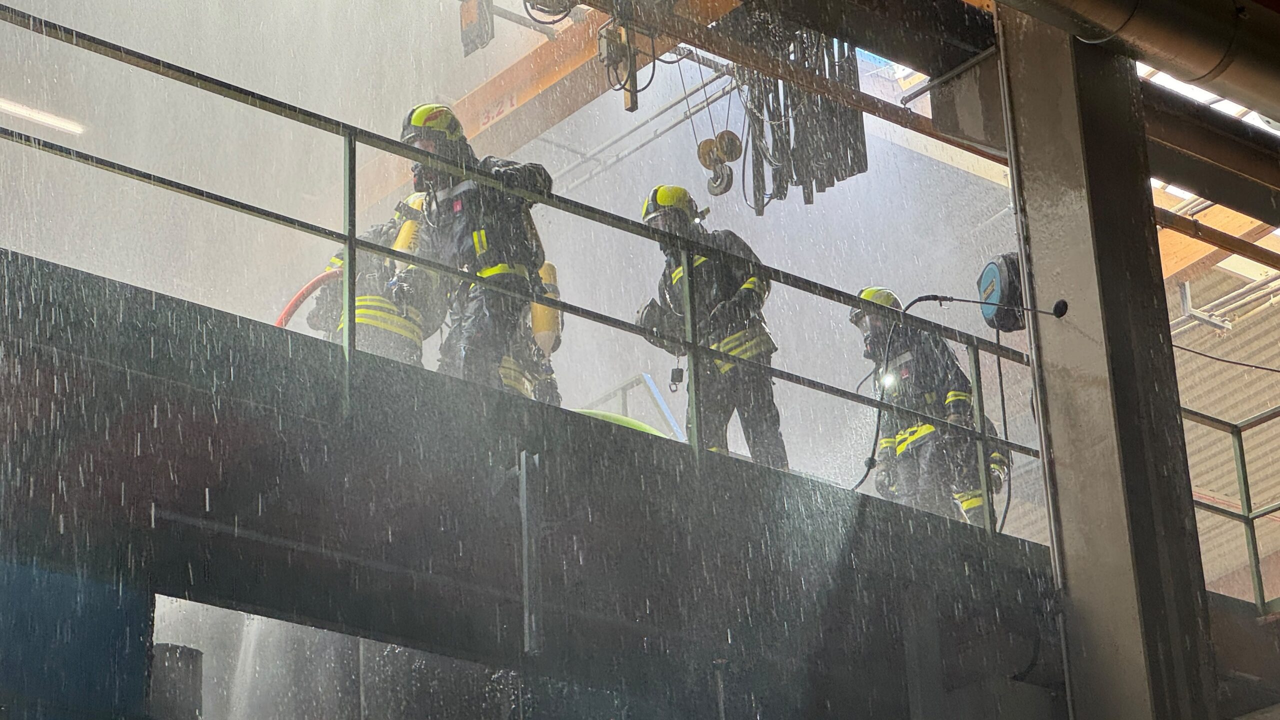 Brand in holzverarbeitendem Betrieb: Sieben Feuerwehren standen in Zarnsdorf im Großeinsatz