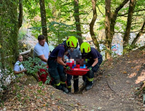Schwierige Personenrettung aus der Erlaufschlucht: Einsatzkräfte retten verunglückte Person aus unwegsamem Gelände