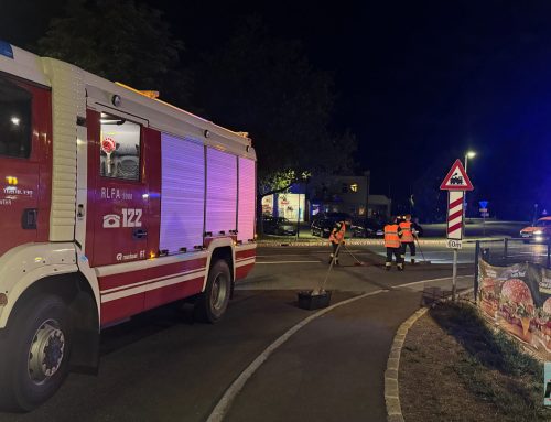 Feuerwehr Purgstall beseitigt ausgedehnte Ölspur nach Lkw-Schaden