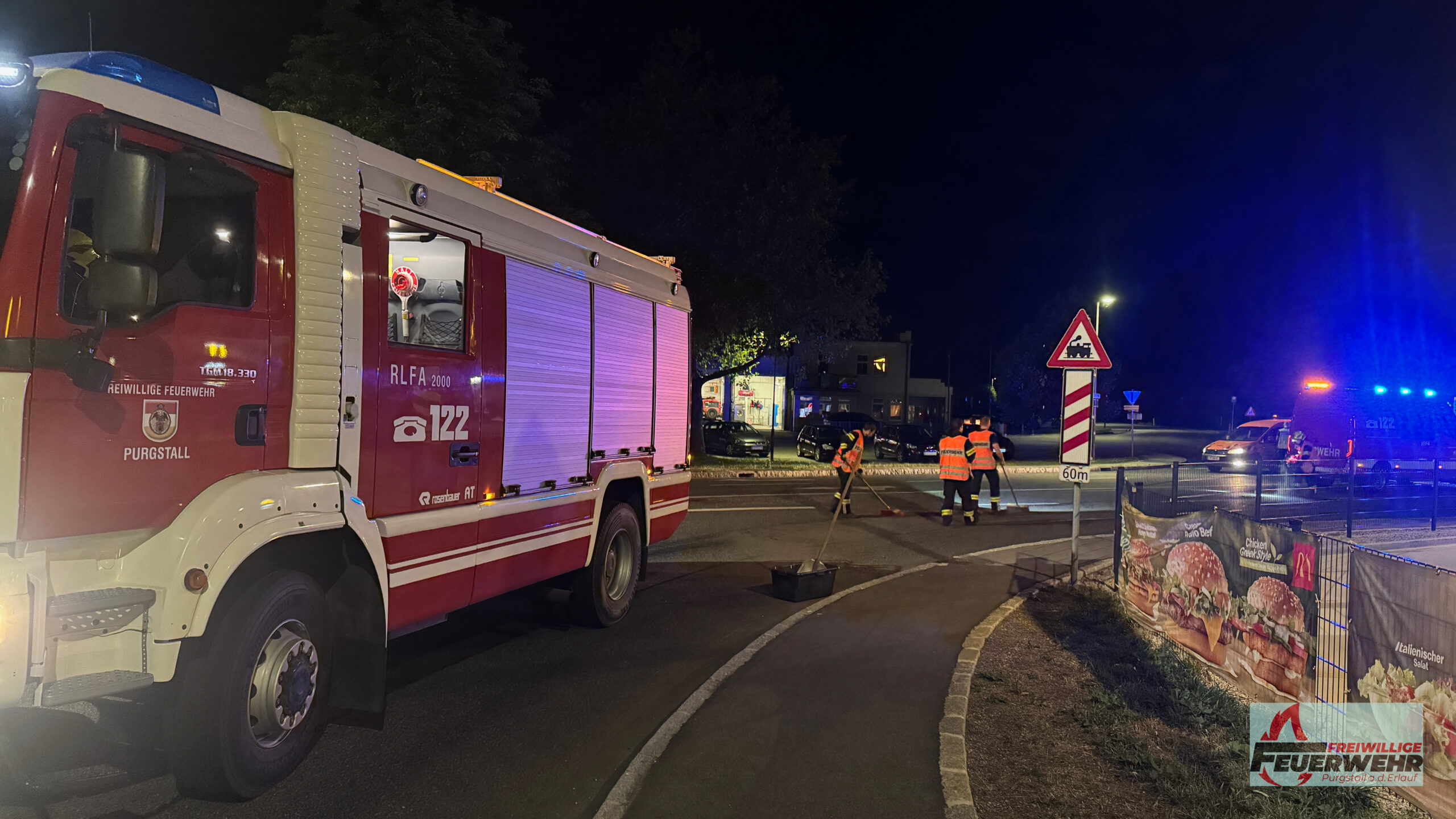 Feuerwehr Purgstall beseitigt ausgedehnte Ölspur nach Lkw-Schaden