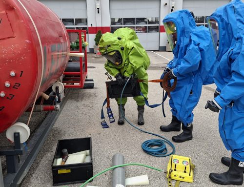 Spezialausbildung im Schadstoffdienst: Mitglieder der Feuerwehr Purgstall absolvierten Modul „Schutzanzug praktisch“ in Amstetten