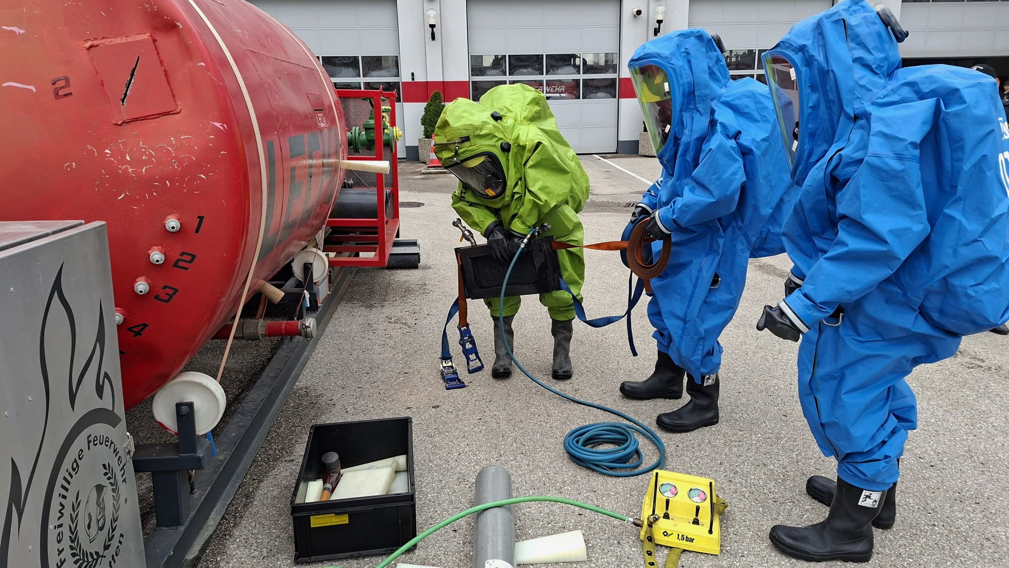 Spezialausbildung im Schadstoffdienst: Mitglieder der Feuerwehr Purgstall absolvierten Modul „Schutzanzug praktisch“ in Amstetten